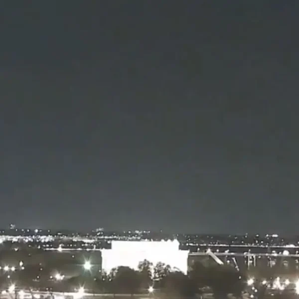 60 people feared dead in a plane crash near Washington D.C.