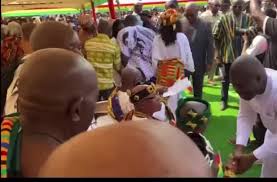 ‘Humble’ Mahama tells chiefs to sit down and greet him; Ghanaians react