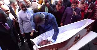 A PASTOR RESURRECT A DEAD MAN IN CHURCH